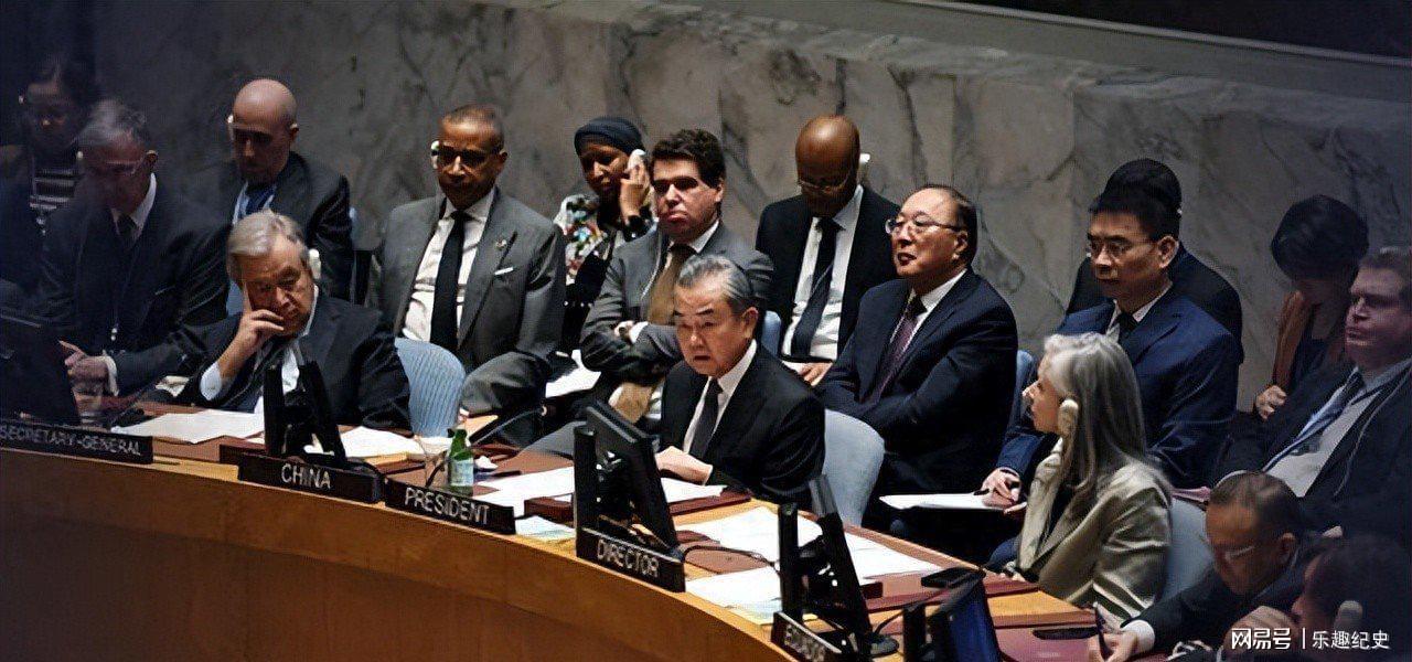 kaiyun-“外交男神”王毅年轻旧照，与妻子罕见同框，岳父曾是周总理秘书